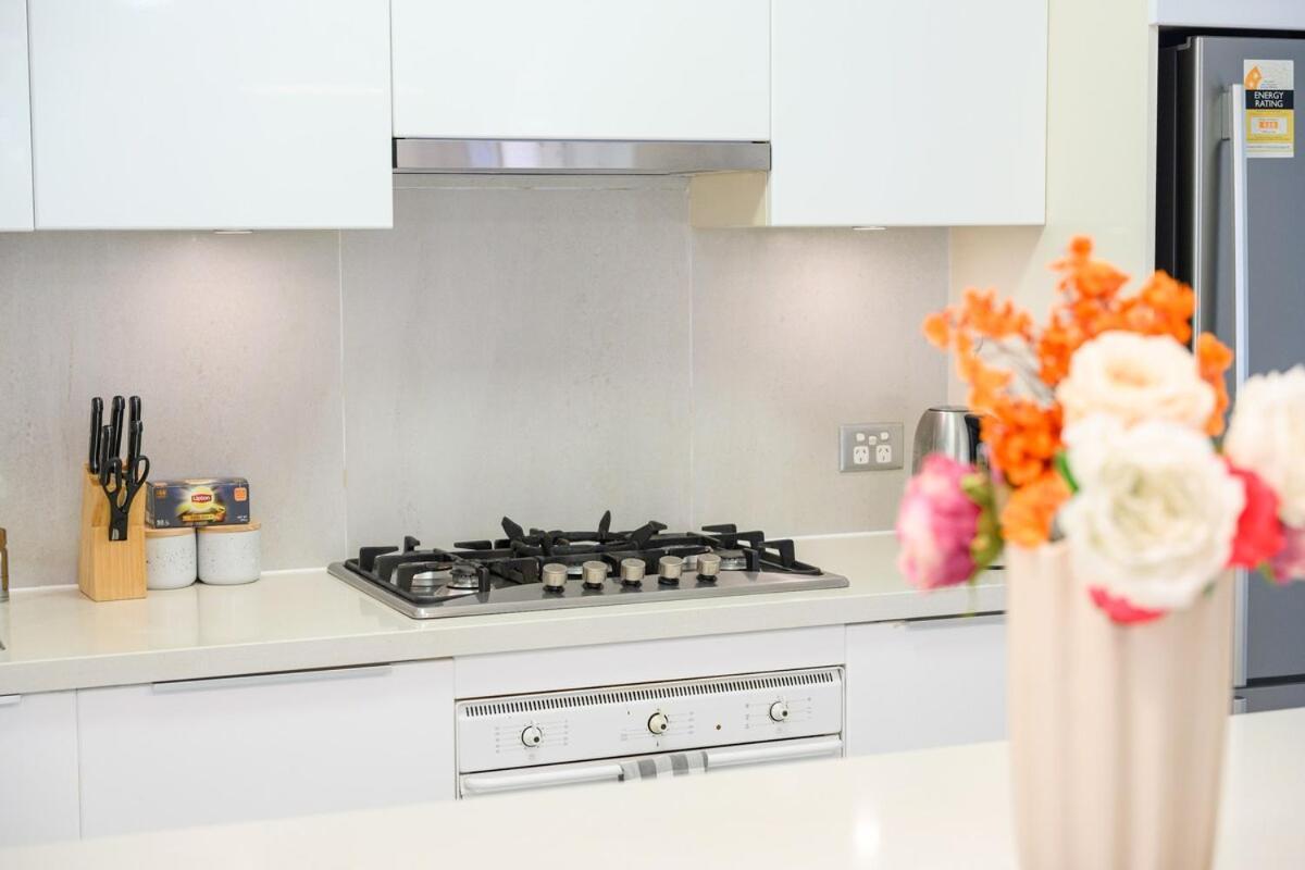 Redfern 2br With Balcony Free Parking Near Cbd Apartment *